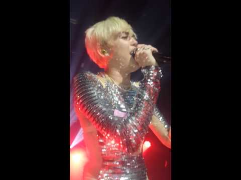 Miley Cyrus - Wrecking Ball (Live at G-A-Y)