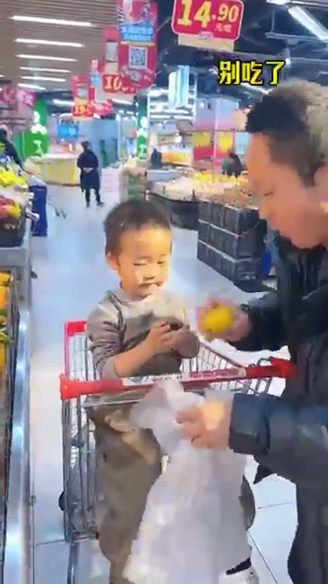 小米宝在商场吃橘子，吓的爸爸赶紧买单！#Cute baby#Cute#呆萌小米宝#聪明宝宝#萌娃