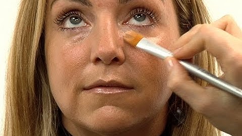 Wie Sie dunkle Ringe unter den Augen verbergen