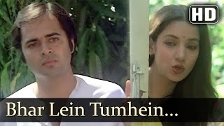  Bhar Le Tumhe Baaho Lyrics in Hindi