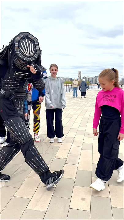 LITTLE GIRL 👧 TEACHING SHUFFLE 😱 TUZELITY DANCING ASTRONOMIA !! 😎