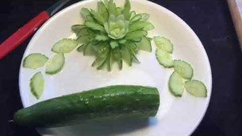 Trim flower decoration disc with cucumber.tỉa hoa trang trí đĩa bằng dưa chuột