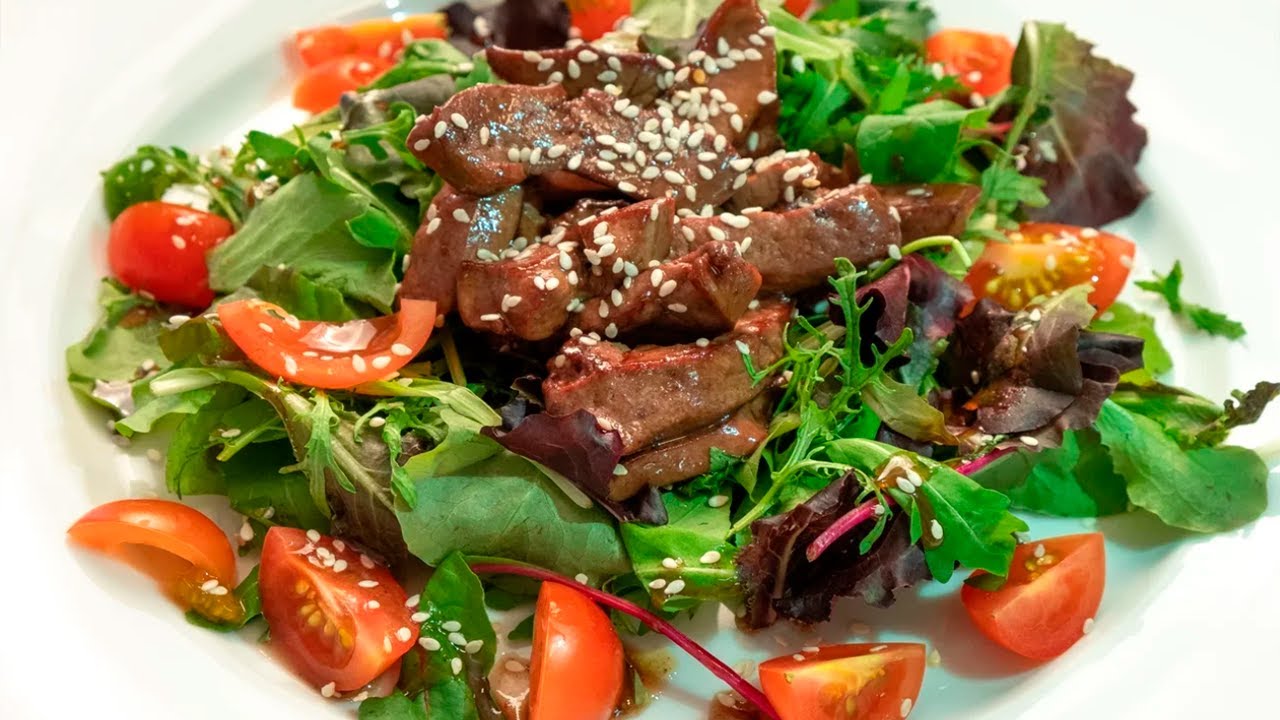 салат с куриной печенью и грецкими орехами. куриная печень в томатном соусе. печень куриная в соусе. ужин печенка. ужин печенка.