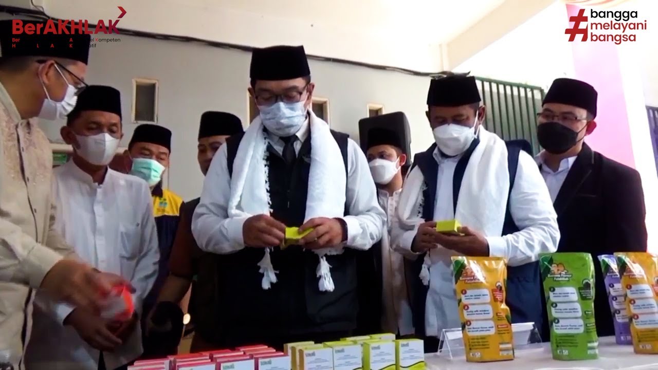 PLT BUPATI BEKASI DAMPINGI GUBERNUR JAWA BARAT TINJAU PRODUK UMKM PROGRAM OPOP