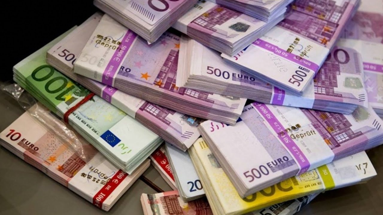 Престарелый бегунок носил жуликам миллионы рублей в евро YouTube Престарелый бегунок носил жуликам миллионы рублей в евро YouTube