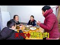 天氣冷，飯桌上婆婆的舉動，惹得家人哈哈大笑 | Cold weather, mother-in-law's actions, causing family members to laugh