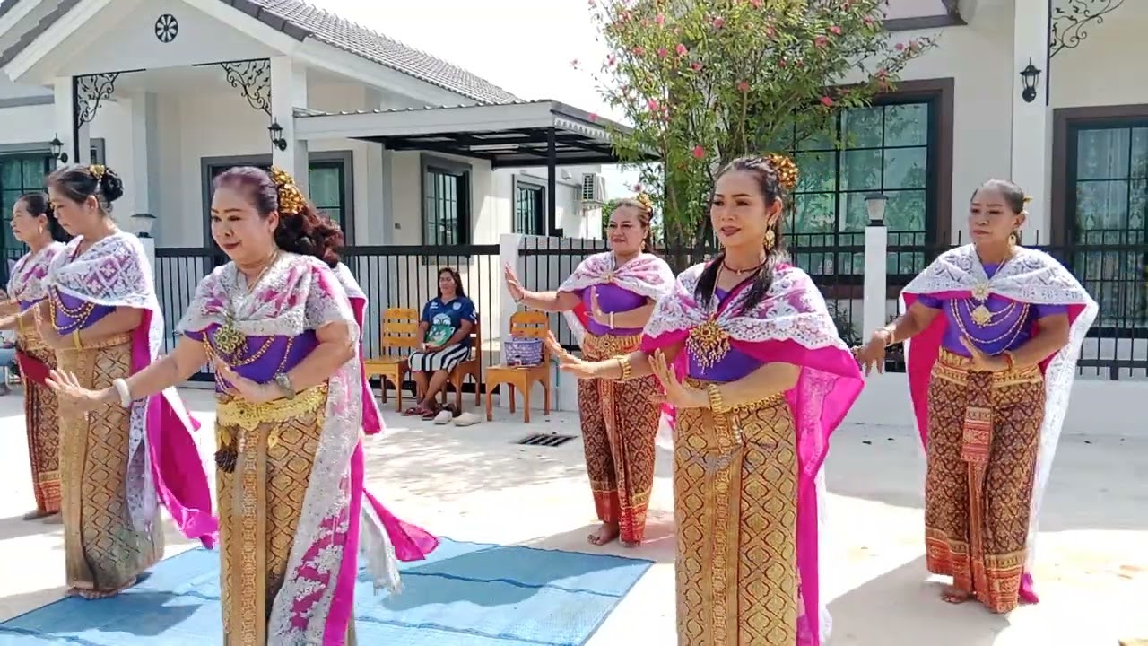 บายศรีหลวงให้กับ เจ้าของโคลงการหมู่บ้านพลอยรรินทร์