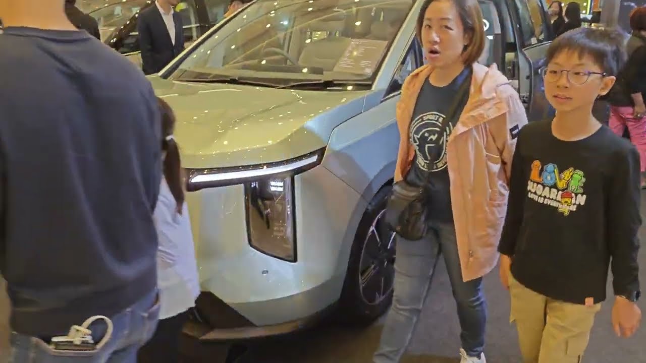 今日車展MAXUS MIFA7右軚版香港登場7座電動車和 MIFA9豪華電動七人車在海運大廈展覽大堂