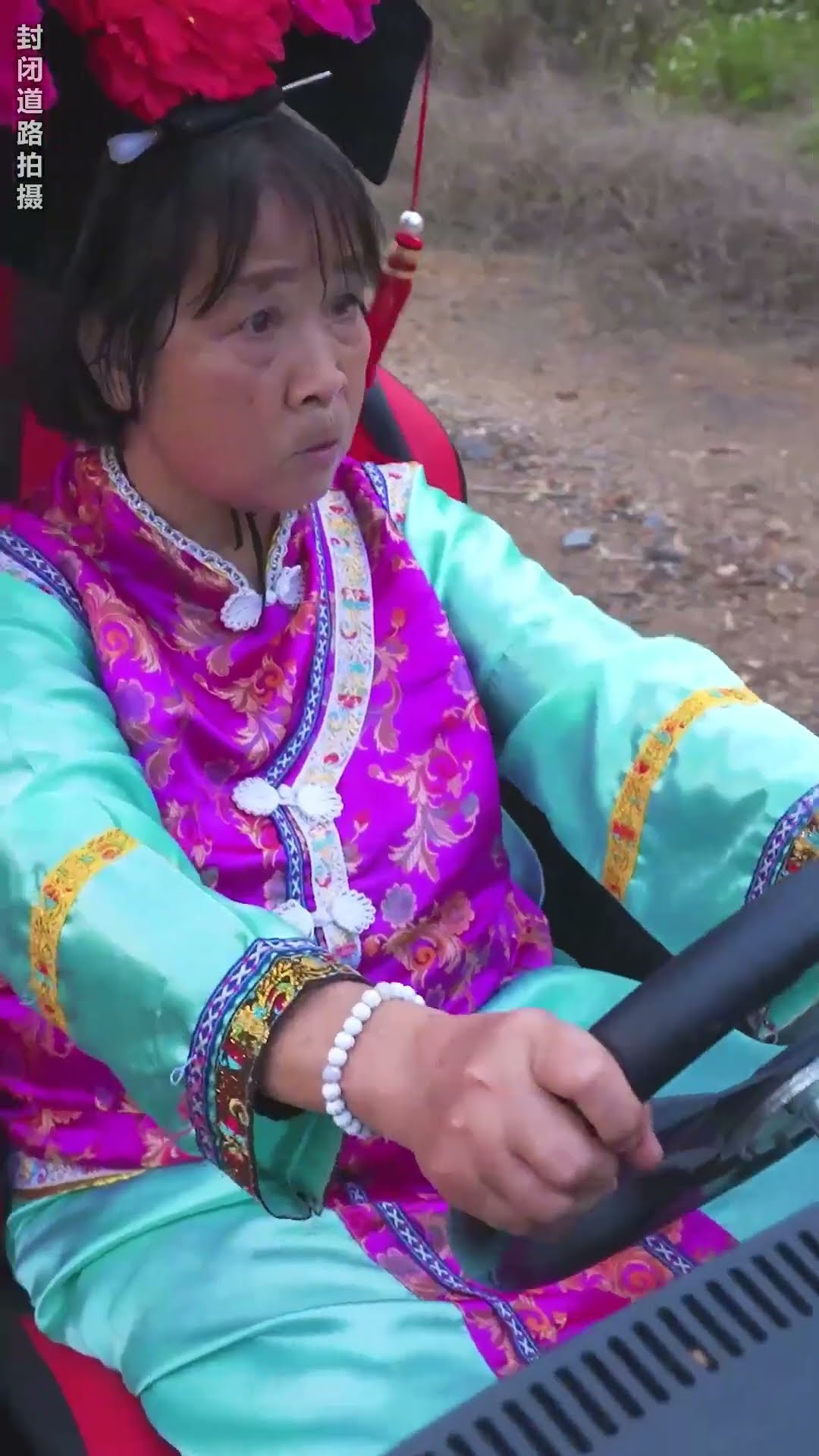 The devil mother drives a tricycle to chase the ghost brother who drives a sports car! #shorts#guige
