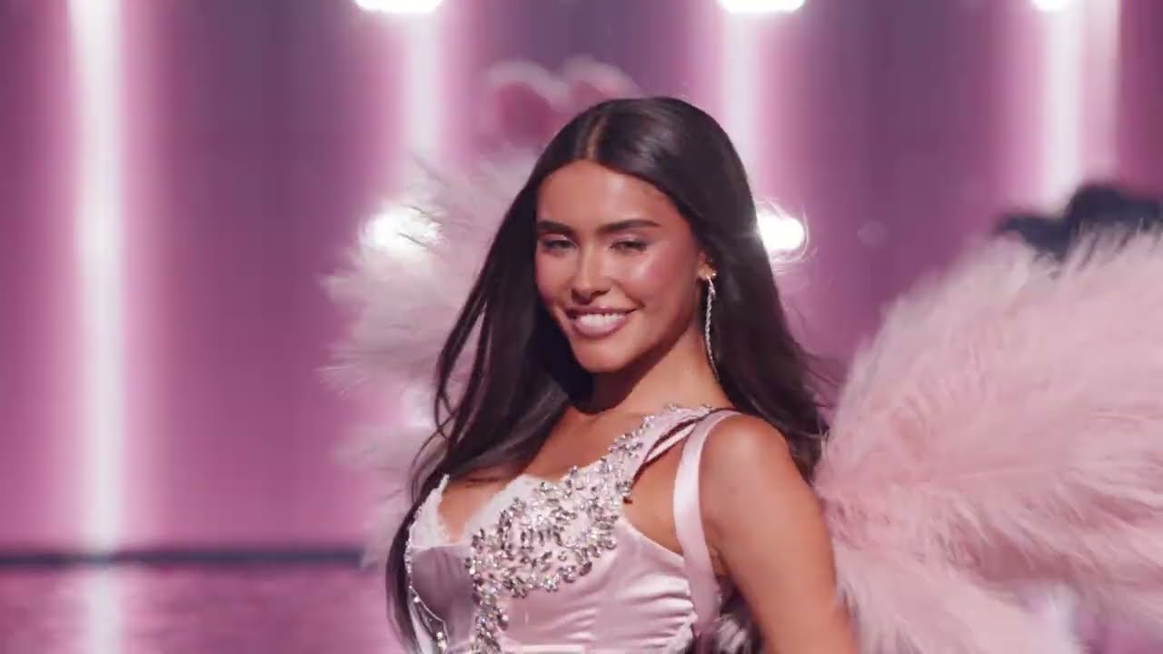 Мэдисон Бир выступает на показе мод Victoria’s Secret 2025 года