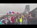 Panameños cantan el himno nacional en el Puente de las Américas.