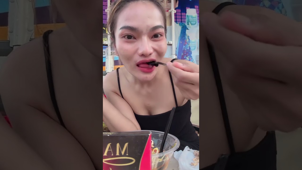 ใหม่พัชรีกินขนมเส้นขาไก่ เป็นตาแซ่บๆ