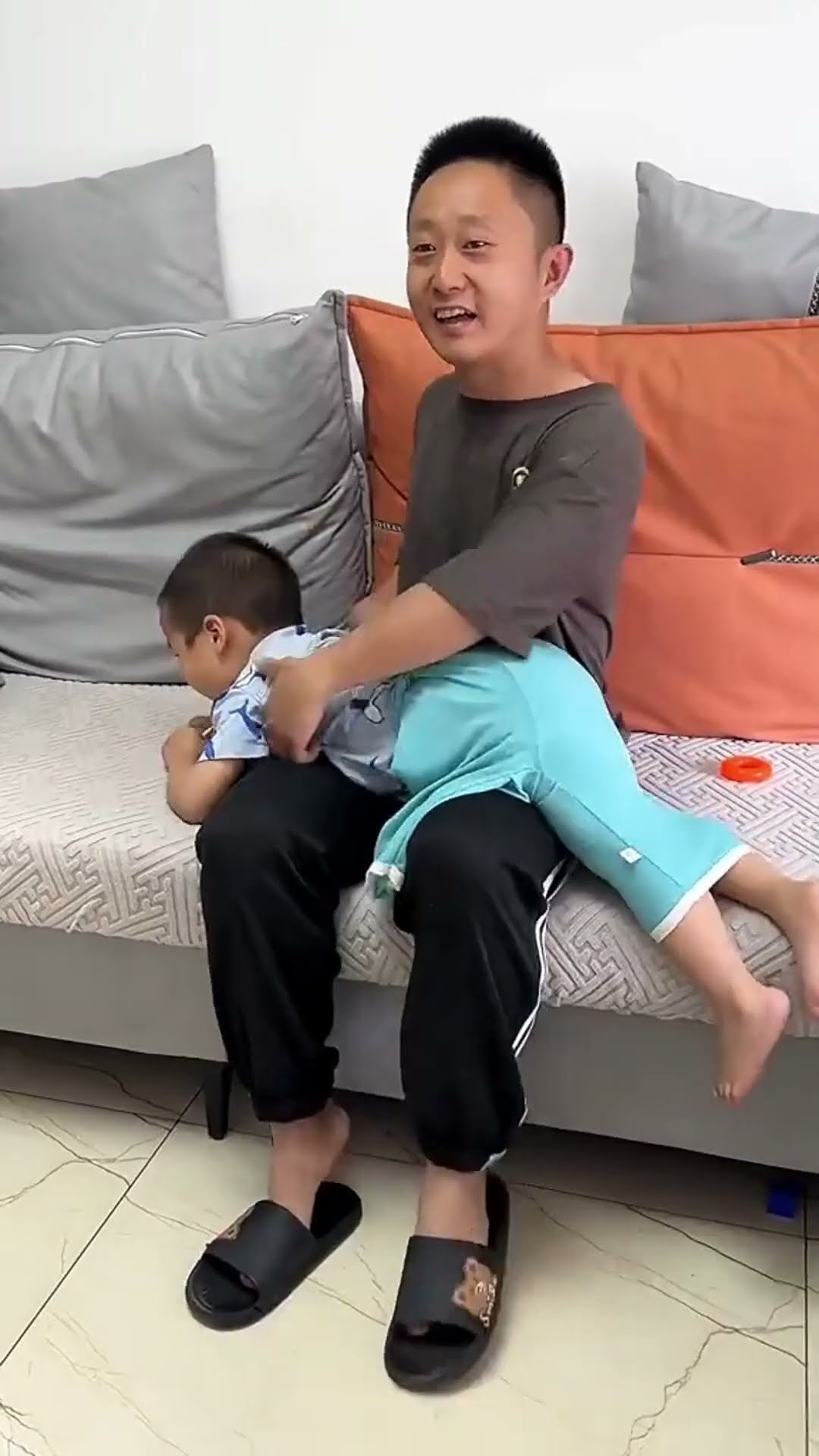 爸爸看电视太入迷了，把儿子裤子穿成裙子了还不知道#Cute baby#Cute#呆萌小米宝#聪明宝宝#萌娃