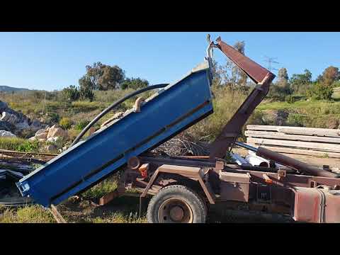 camion-renault-m250-subiendo-la-cuba-con-grua