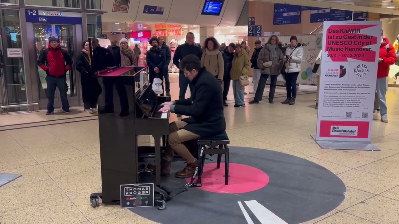 Surprised Passengers watch Pianist rockin Hannover Main Station