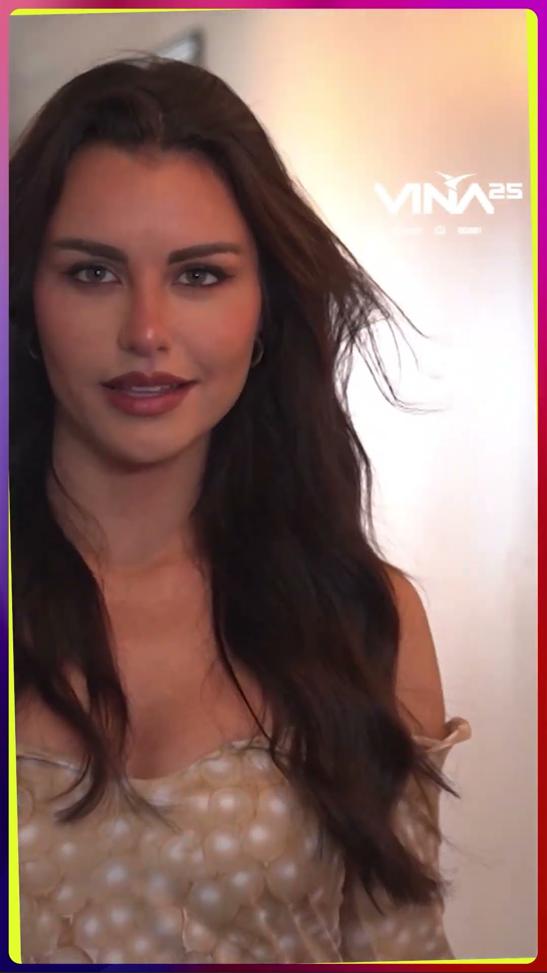 Emilia Dides demostrándo que la vestimenta no es tan importante como la actitud ? #SangreSudorYGala