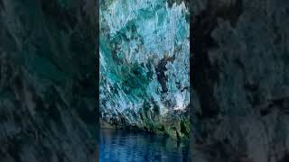 Jaskinia Melissani z wodą i otwartym sklepieniem na greckeckiej wyspie Kefalonia
