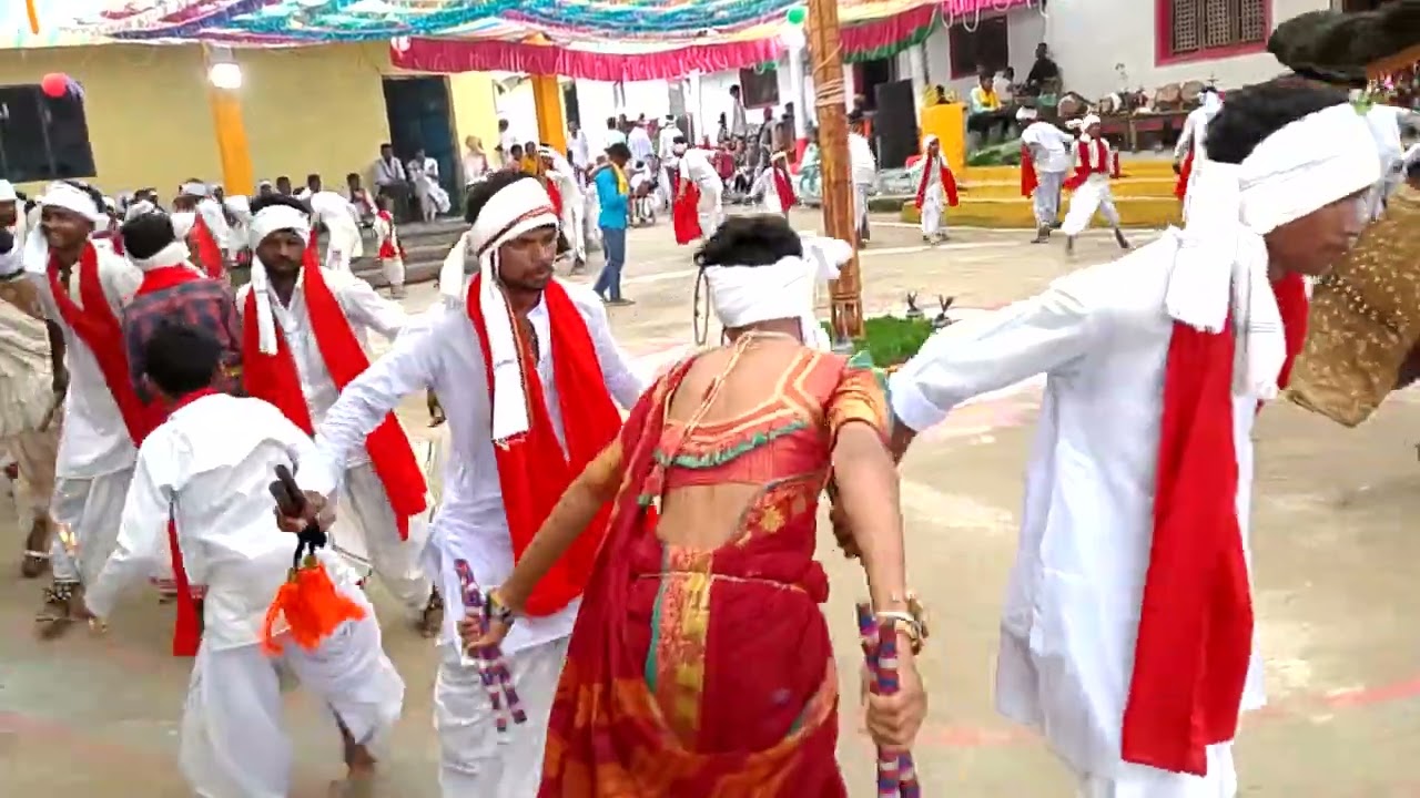 ఎగురుతున్నారు రాఘపుర్ గ్రామనికి చెందిన దండారి