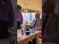 El restaurante hizo algo especial por su mejor cliente ❤️
