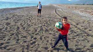 Berat ile Buğra Issız Plajda Top Oynadı Resimi