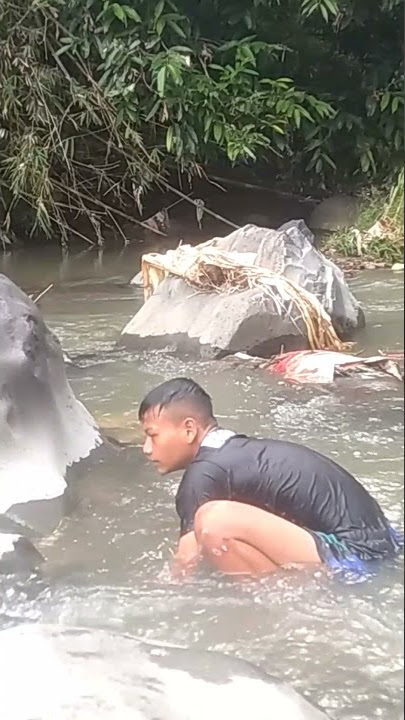 MENANGKAP IKAN DI SUNGAI PAKE TANGAN KOSONG😱KOKODOK😱MANCING RECEH87 #Shorts