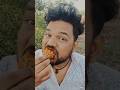 स्पाइसी KFC स्टाइल चिकन लेग पीस, रेड चिली सॉस, क्रिस्पी और जूसी, डार्क बैकग्राउंड, 4K फूड फोटोग्राफी