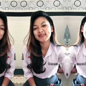 Salah satu siswa cewek berseragam sekolah SMA sedang joget ala tiktok