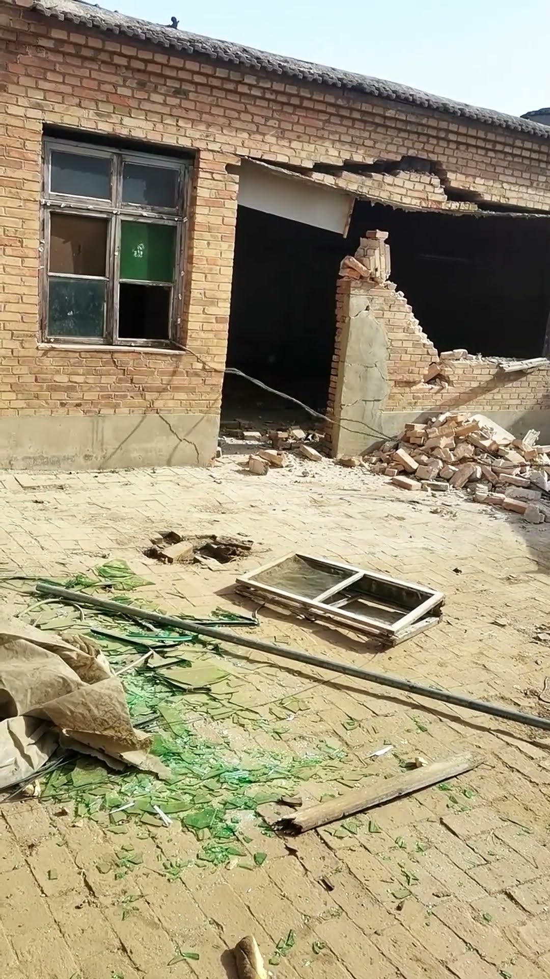 Old house demolition process- Good tools and machinery make work easy