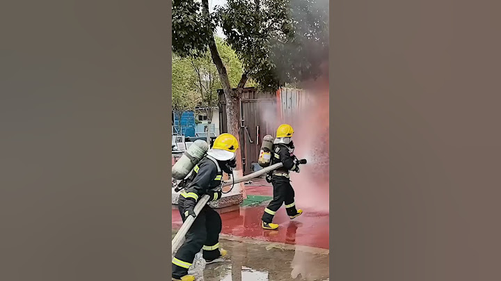 消防避险训练，消防员用“水盾”逼退烈火！这是训练，也是他们可能面对的日常。致敬！#熱門 #中国