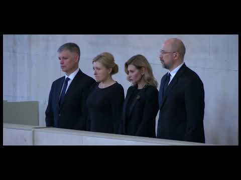 უკრაინის დელეგაცია დედოფალ ელისაბედის დაკრძალვაზე - პრემიერი და პირველი ლედი ოლენა ზელენსკა.