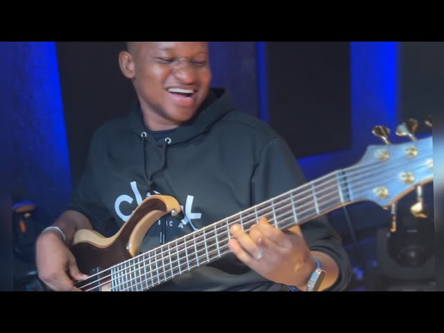 Thath'Indawo | Spirit Of Praise 8 ft Mpumi Mtsweni | African Gospel Bass cover class=