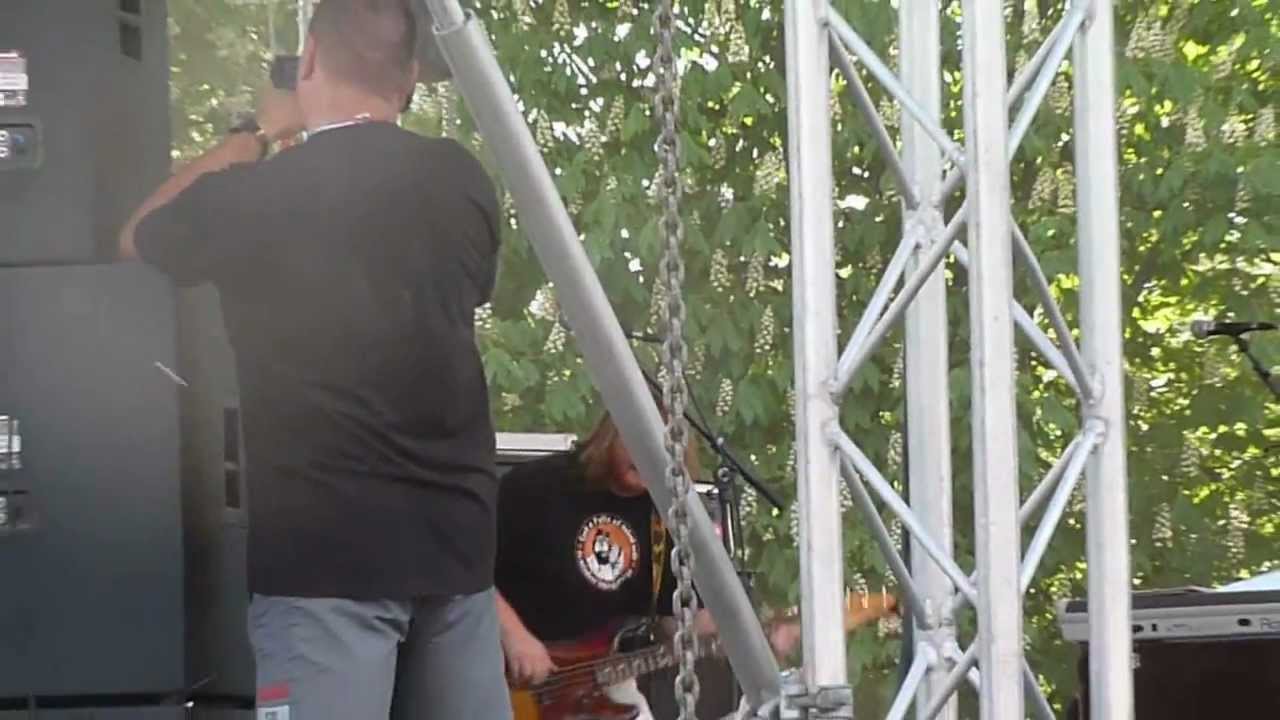 Смотреть «P-Mobil - Kétforintos dal (2012 LIVE)» на YouTube Смотреть «P-Mobil - Kétforintos dal (2012 LIVE)» на YouTube