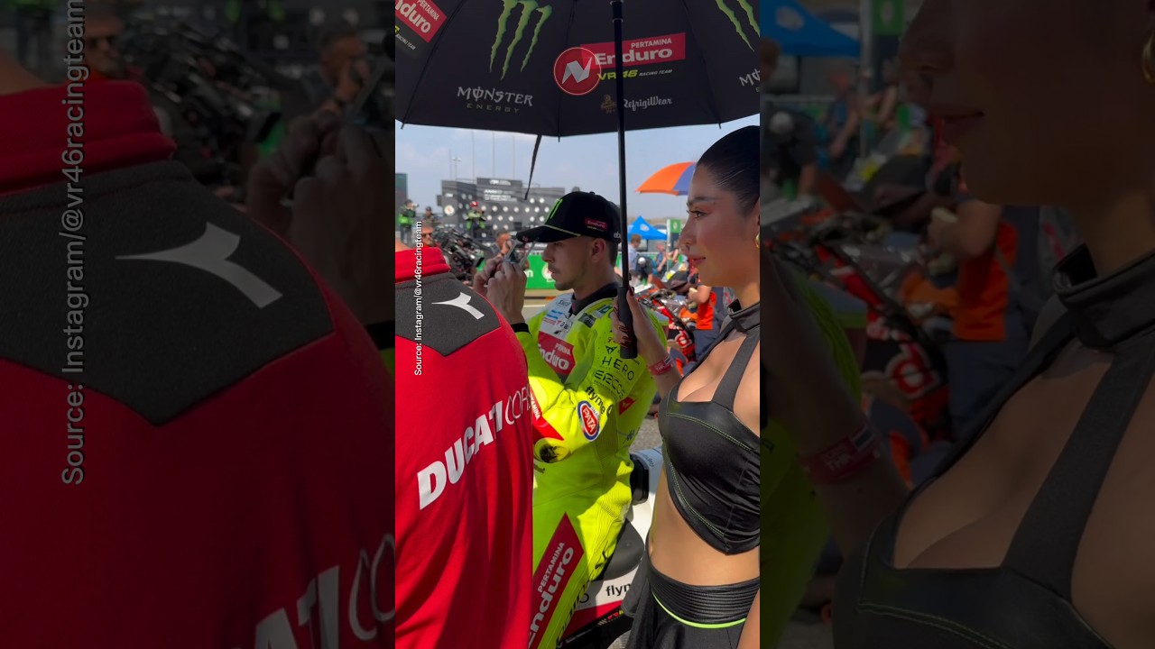 Diggia Accompanied by Umbrella Girl | 