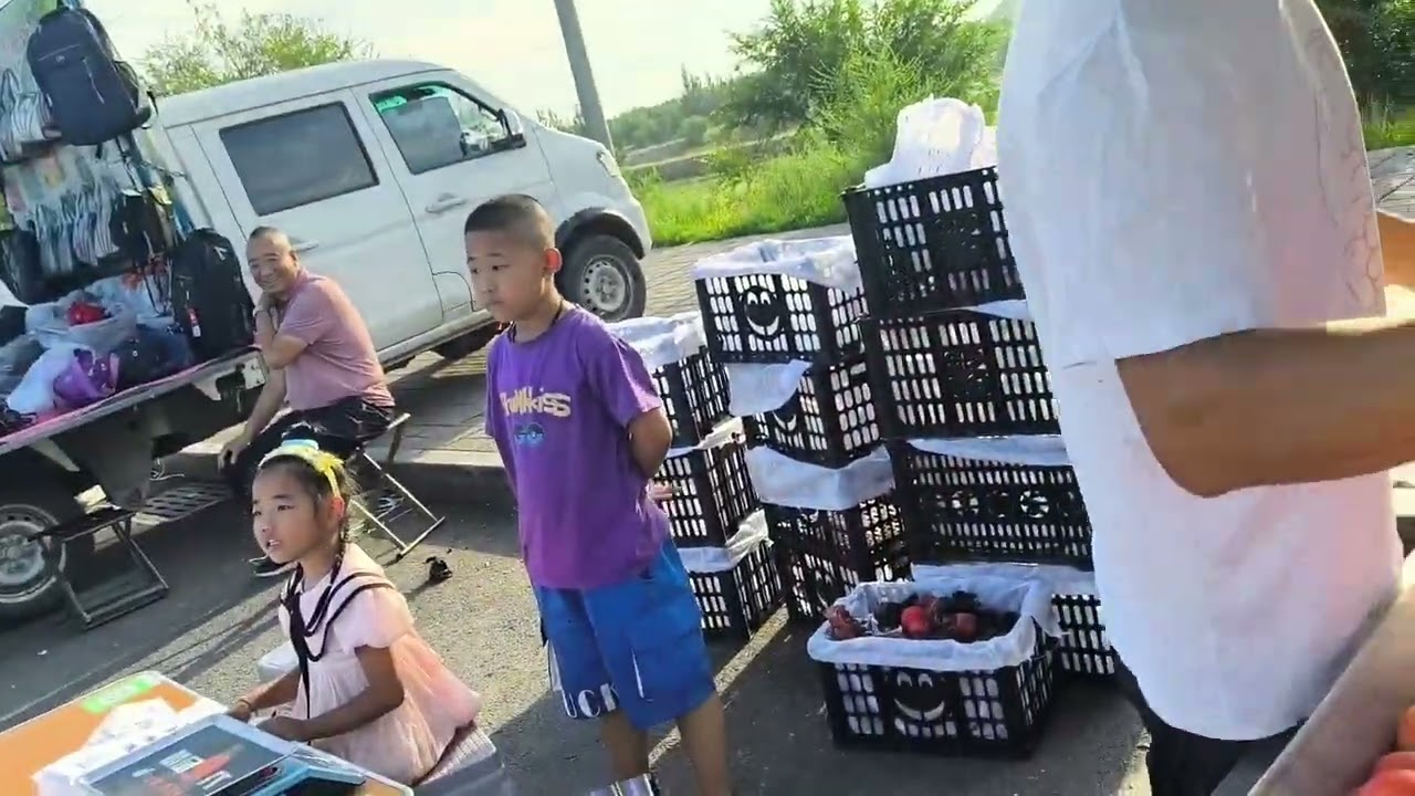 早市人挺多，商品全价格可以，比商店便宜，羊杂汤十二一碗。