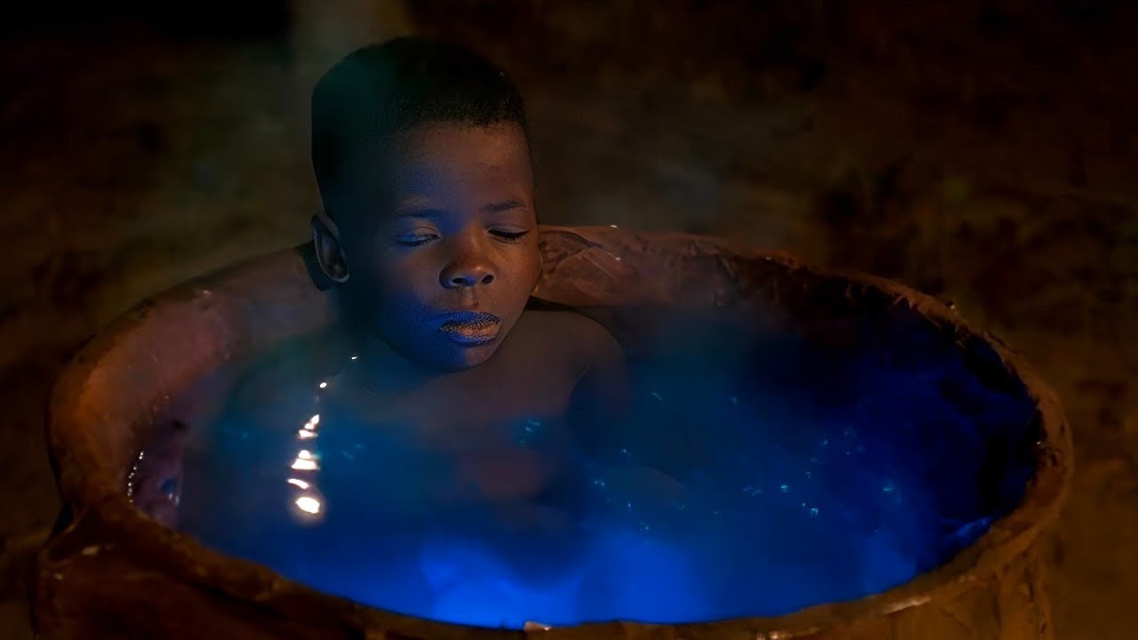 DOGO ANAPEWA NGUVU ZA KICHAWI KWA KUPIKWA KWENYE CHUNGU CHA MOTO | NOMA SANA