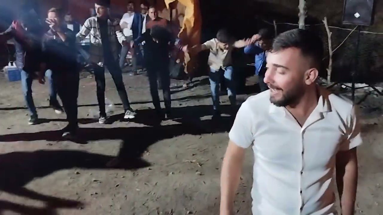 YOZGAT TRAKYA HALAYI.                            ( HALAYCI GENÇLER İŞ BAŞINDA)