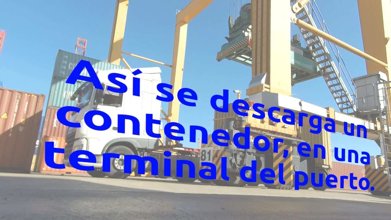 Así se descarga un contenedor, en una terminal del puerto de Valencia