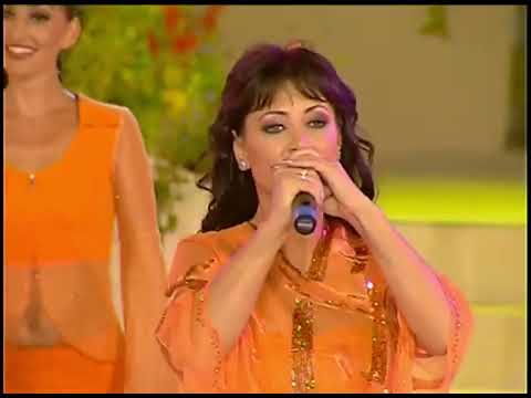 Райна на пенджере седеше Севдалина и Валентин Спасови 