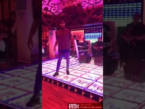 نور الزين يغني اغنيه مخابيل في نادي ليلي