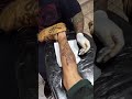 Pr guina lettering tatuando uma escrita chicana
