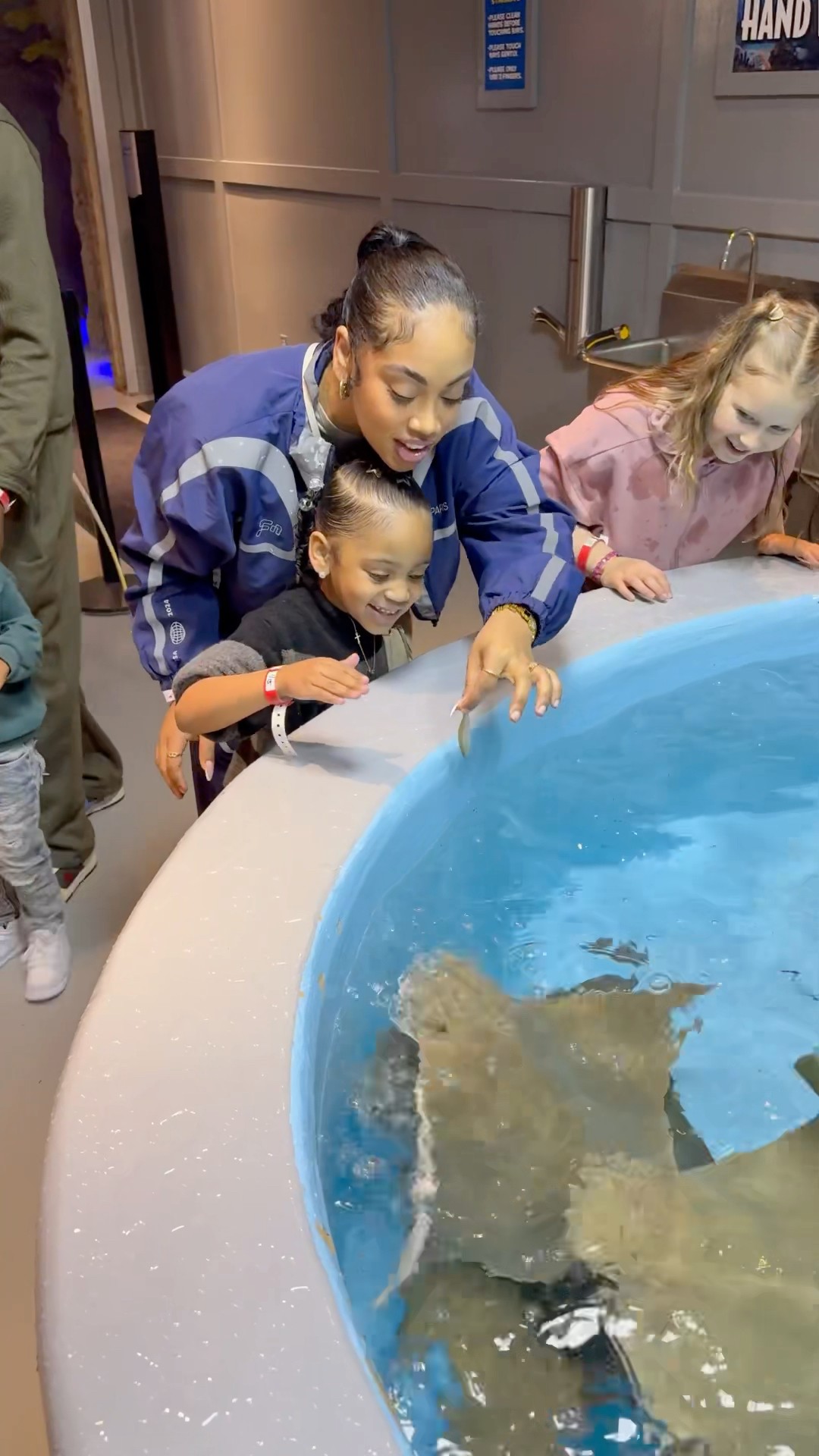 Jaliyah and Londyn feeding a stingray #shorts
