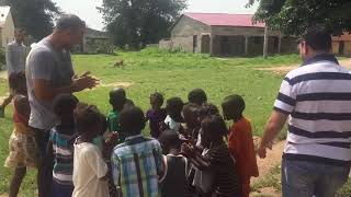 اللعب مع الأطفال في  كونتا كنتي بجامبيا
