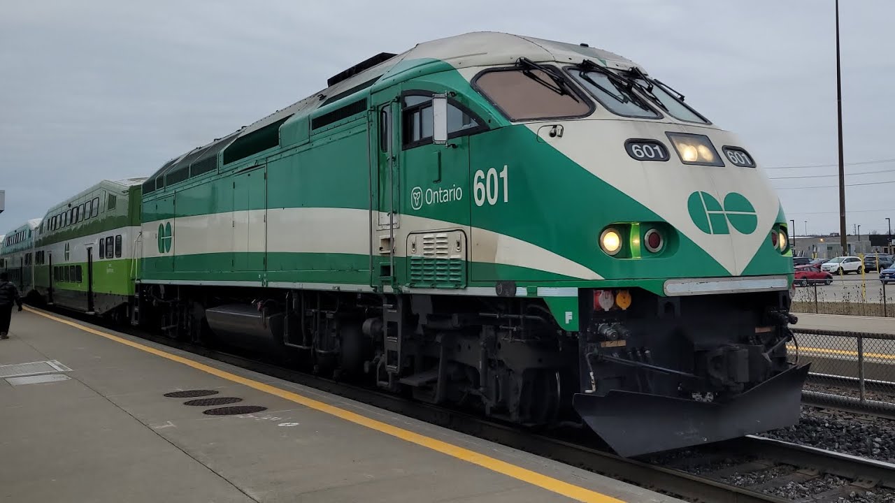 (10 Cars) GO 1024 - 601 With 379 Pulling Into & Departing Bronte