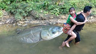 365 DAYS LIVING OFF GRID - Unique hand fishing catch big fish - Primitive Life