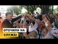 Дякую!!! Віряни оточили Порошенка на службі Божій