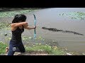 فتاة مذهلة تصطاد || تمساح || بالقوس - كيفية صيد التمساح في البرية #جديد 2017