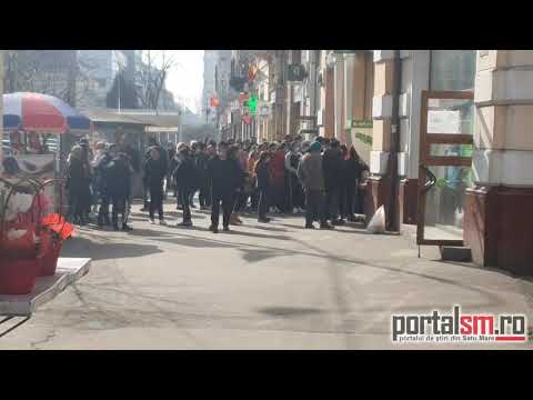 Înghesuială la o bancă din Satu Mare - 26.02.2021