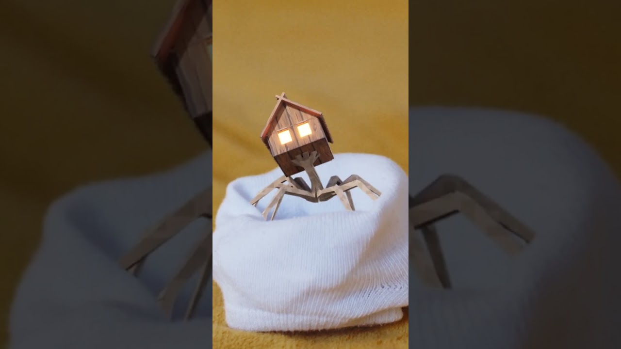 Сэм - маленький дом-монстр на паучьих лапках