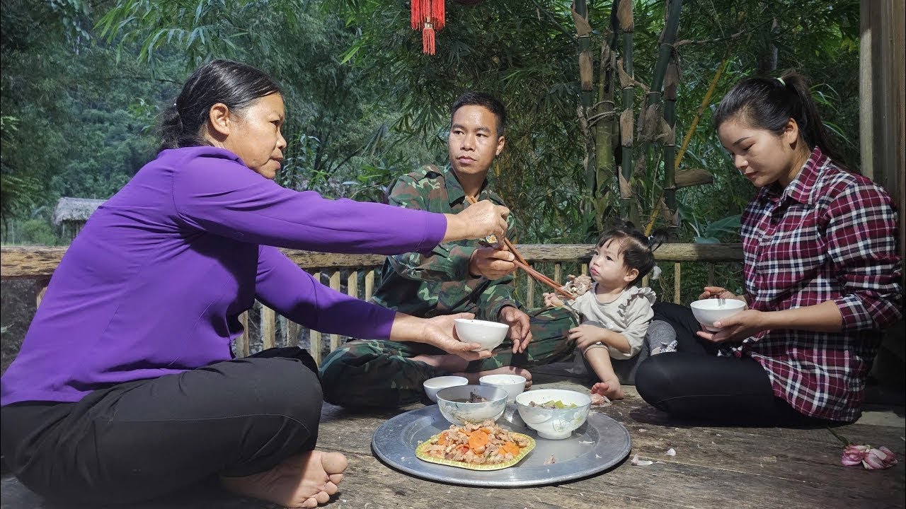 Реальная жизнь 17-летней девушки, которая зарабатывает на жизнь сбором тыкв. Слёзы за ужином и же...