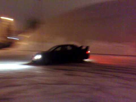 Mitsubishi Lancer EVO IX snow drift